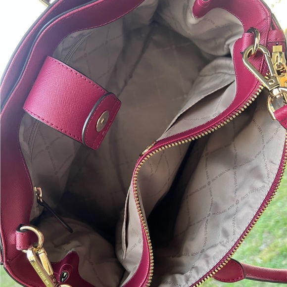 Cute Michael Kors bag in a raspberry color - Picture 5 of 16